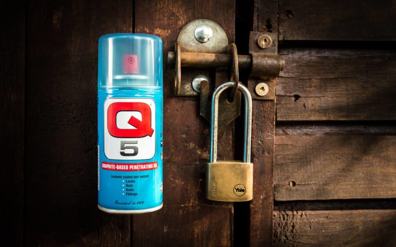 WHEN SHOULD YOU USE A GRAPHITE LUBRICANT AND NOT A MULTI-PURPOSE OIL?